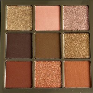 Huda Beauty eyeshadow palette in khaki haze